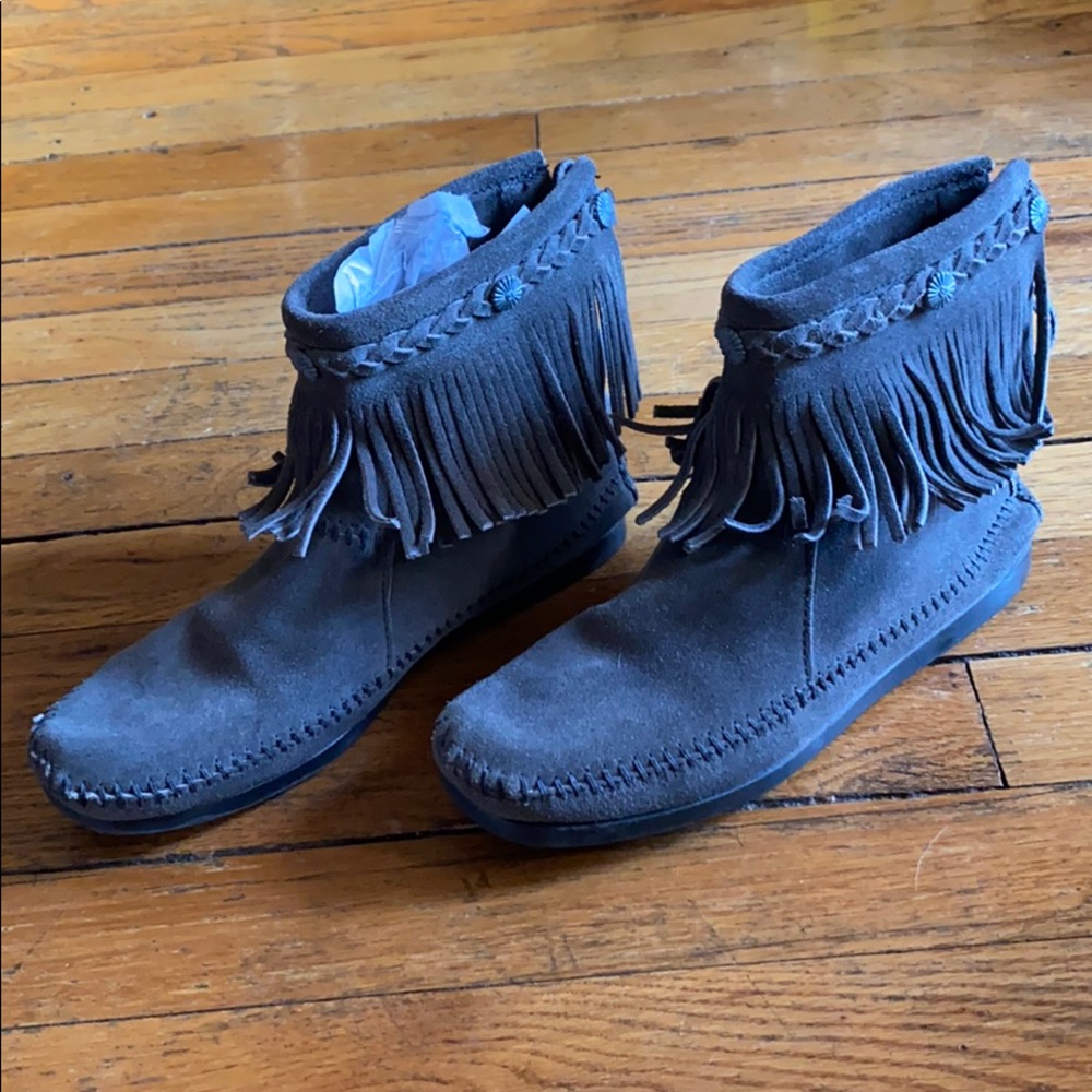 LIKE NEW MINNETONKA FRINGE BOOTS